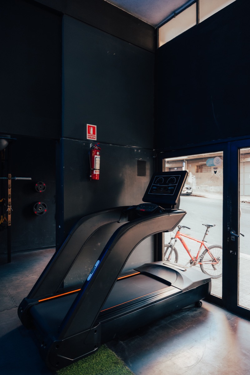 Zona de cardio junto a la entrada
